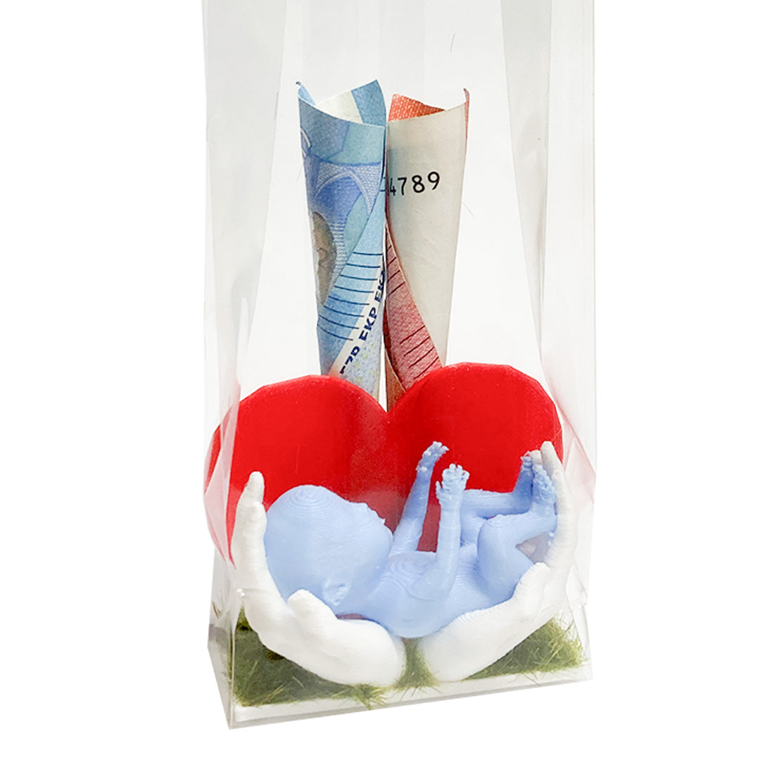 Geboortegeld - Baby op handen gedragen met hart